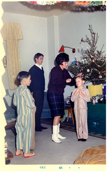 q3_Stockings_tree_1965